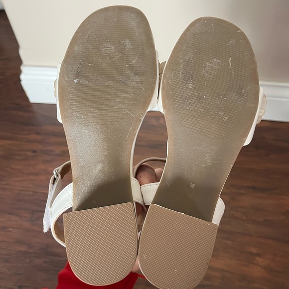 NWOT DV by Dolce Vita Girls White and Silver Flower Ankle Strap Sandals-Size 3 - Picture 7 of 9